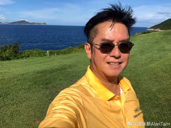 譚詠麟跟友人打高爾夫,王敏德罕見露面,雙鬢斑白滿臉絡腮鬍