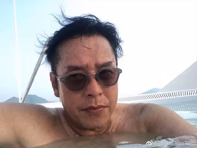 譚詠麟跟友人打高爾夫,王敏德罕見露面,雙鬢斑白滿臉絡腮鬍