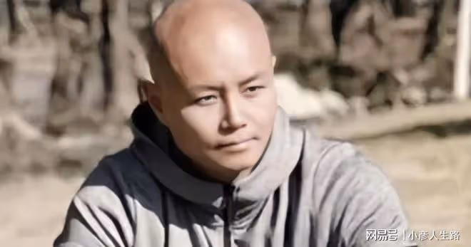 陶紅去世後，9歲女兒祈福濕身采聖水，前夫是情感專家，婚姻僅3年