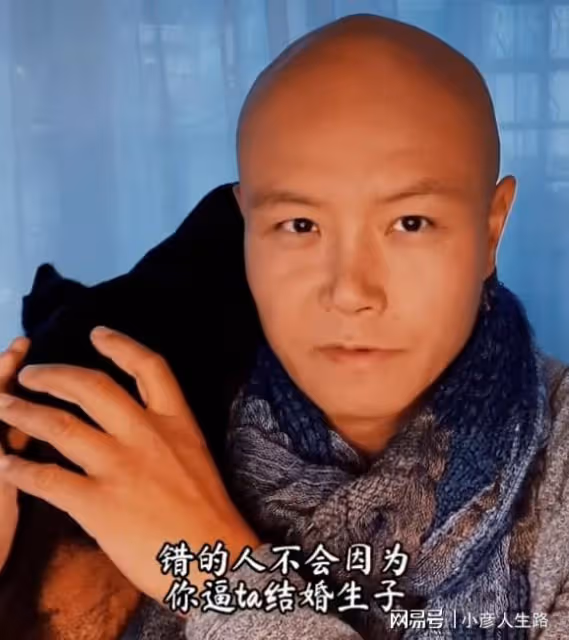 陶紅去世後，9歲女兒祈福濕身采聖水，前夫是情感專家，婚姻僅3年