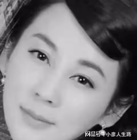 陶紅去世後，9歲女兒祈福濕身采聖水，前夫是情感專家，婚姻僅3年