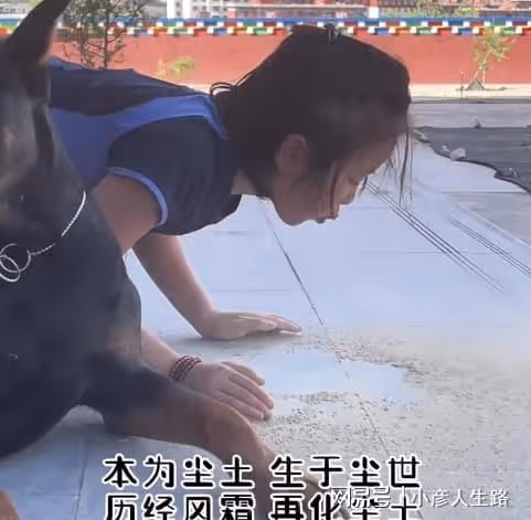 陶紅去世後，9歲女兒祈福濕身采聖水，前夫是情感專家，婚姻僅3年