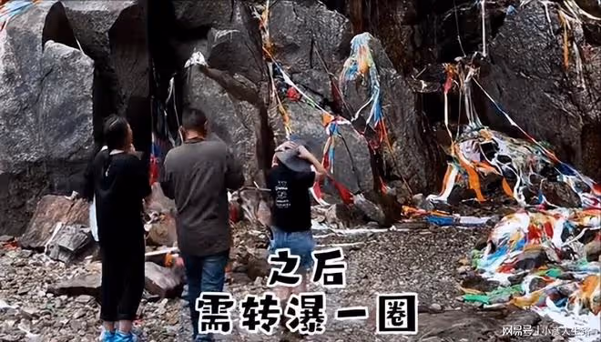 陶紅去世後,9歲女兒祈福濕身采聖水,前夫是情感專家,婚姻僅3年