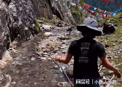 陶紅去世後,9歲女兒祈福濕身采聖水,前夫是情感專家,婚姻僅3年