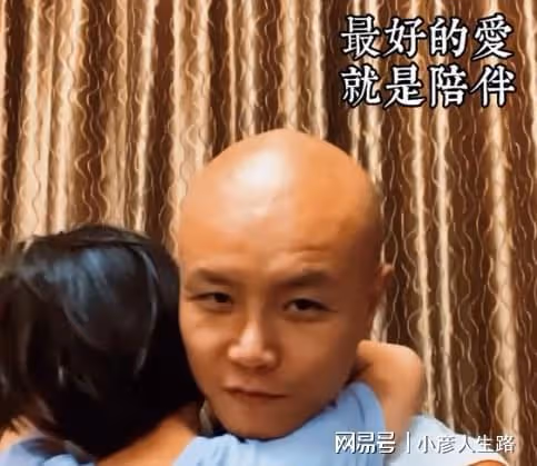 陶紅去世後,9歲女兒祈福濕身采聖水,前夫是情感專家,婚姻僅3年