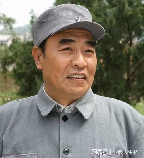 兩大特型演員聚會!各自雙手夾煙愜意十足,74歲王伍富仍顯凍齡