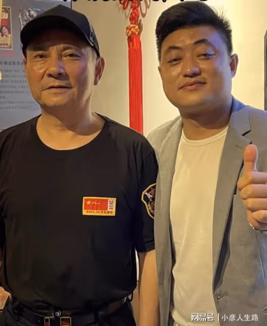 兩大特型演員聚會!各自雙手夾煙愜意十足,74歲王伍富仍顯凍齡