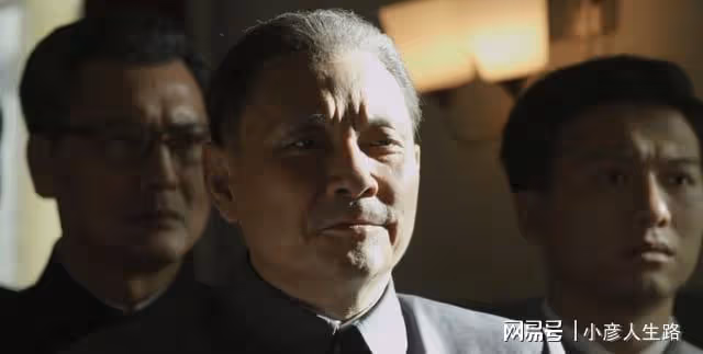 兩大特型演員聚會!各自雙手夾煙愜意十足,74歲王伍富仍顯凍齡