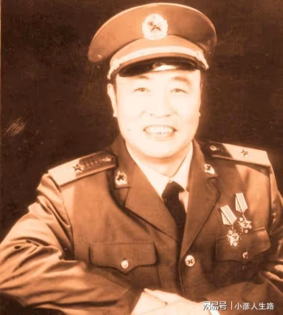 兩大特型演員聚會!各自雙手夾煙愜意十足,74歲王伍富仍顯凍齡