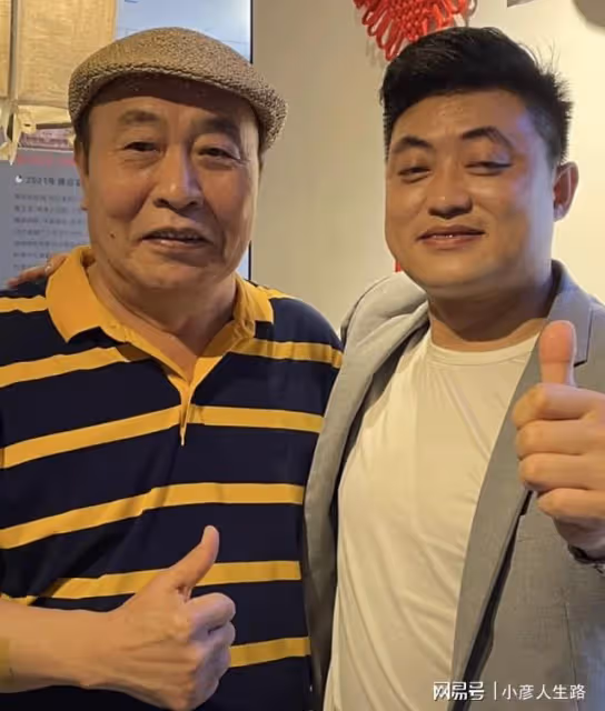 兩大特型演員聚會!各自雙手夾煙愜意十足,74歲王伍富仍顯凍齡