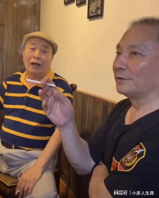 兩大特型演員聚會!各自雙手夾煙愜意十足,74歲王伍富仍顯凍齡