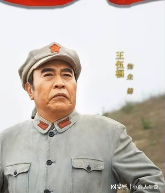 兩大特型演員聚會!各自雙手夾煙愜意十足,74歲王伍富仍顯凍齡