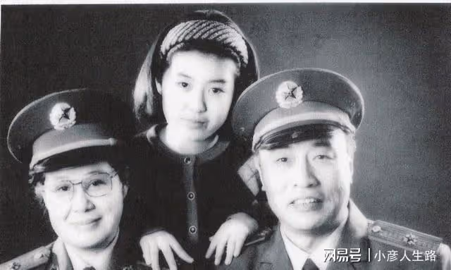 兩大特型演員聚會!各自雙手夾煙愜意十足,74歲王伍富仍顯凍齡