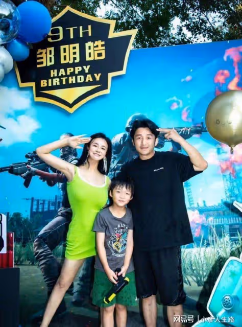 冉瑩穎為二兒子慶生,穿弔帶裙秀細腿蠻腰,深情告白老公與孩子們