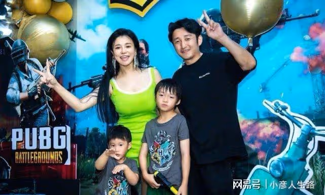 冉瑩穎為二兒子慶生,穿弔帶裙秀細腿蠻腰,深情告白老公與孩子們