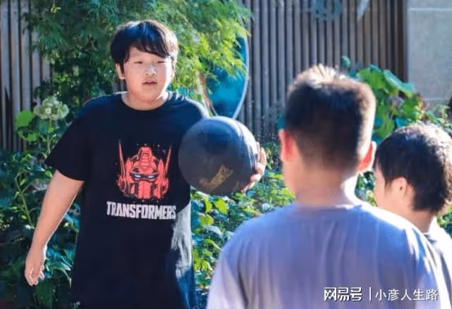冉瑩穎為二兒子慶生,穿弔帶裙秀細腿蠻腰,深情告白老公與孩子們