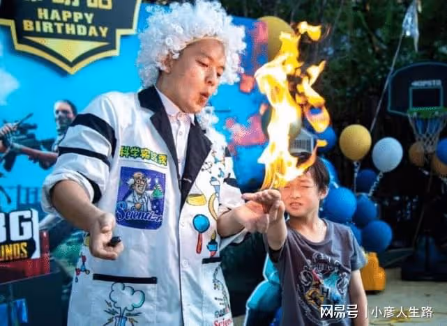 冉瑩穎為二兒子慶生,穿弔帶裙秀細腿蠻腰,深情告白老公與孩子們