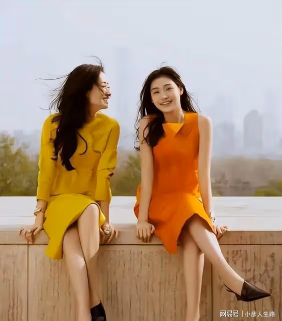 劉敏濤帶女兒拍大片,母女倆穿一黃一橘好似姐妹,女兒撞臉全智賢