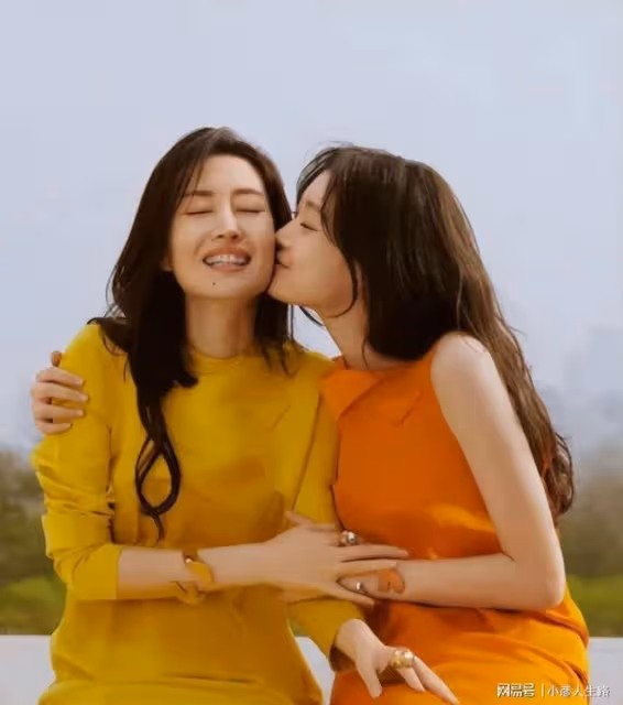 劉敏濤帶女兒拍大片,母女倆穿一黃一橘好似姐妹,女兒撞臉全智賢