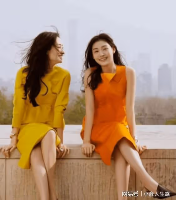 劉敏濤帶女兒拍大片,母女倆穿一黃一橘好似姐妹,女兒撞臉全智賢