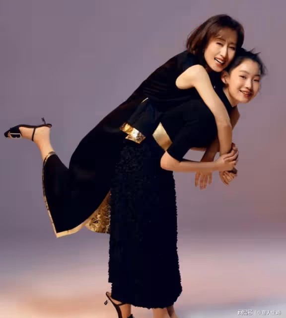 劉敏濤帶女兒拍大片,母女倆穿一黃一橘好似姐妹,女兒撞臉全智賢