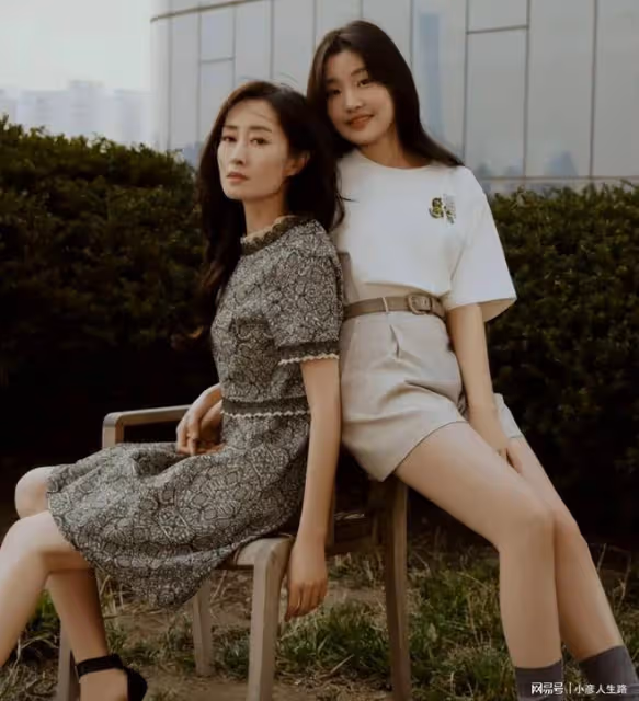 劉敏濤帶女兒拍大片,母女倆穿一黃一橘好似姐妹,女兒撞臉全智賢