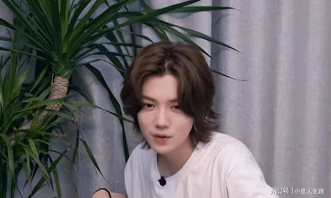 鹿晗為天霸打call,水腫撞臉馬思純,被嘲丸子頭髮型毫無陽剛之氣