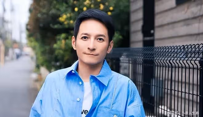 湖南衛視闢謠除名李維嘉,現身與何炅聚餐,穿名牌T恤很顯眼