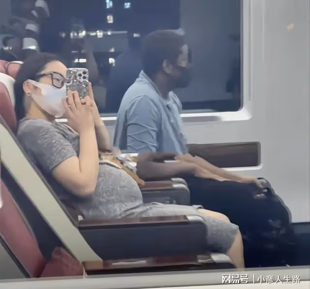 20歲網紅周周官宣生女,非洲老公親自接生,嬰兒皮膚雪白引爭議!