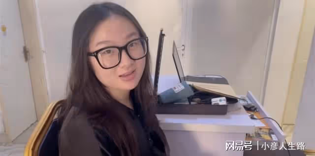 20歲網紅周周官宣生女,非洲老公親自接生,嬰兒皮膚雪白引爭議!