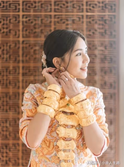 TVB男星黃嘉樂大婚,二婚妻子身上掛滿了金豬,馬國明當伴郎!
