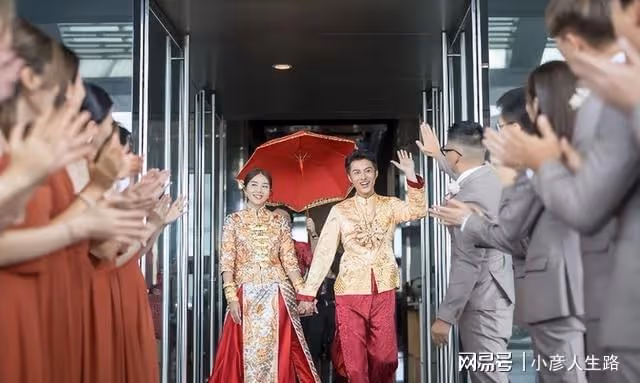 TVB男星黃嘉樂大婚,二婚妻子身上掛滿了金豬,馬國明當伴郎!