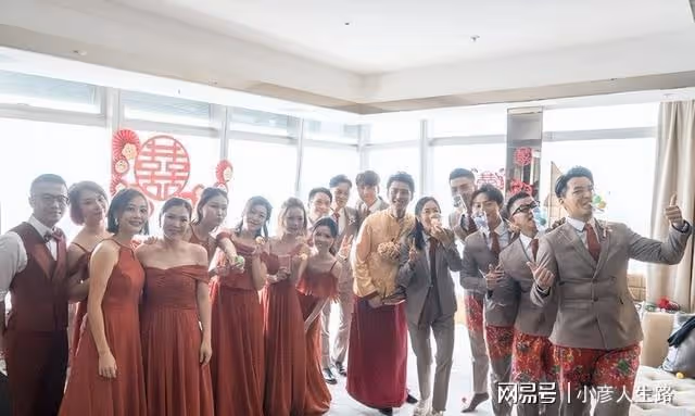 TVB男星黃嘉樂大婚,二婚妻子身上掛滿了金豬,馬國明當伴郎!