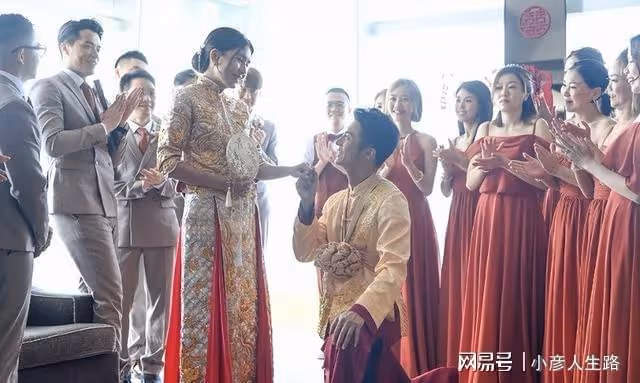 TVB男星黃嘉樂大婚,二婚妻子身上掛滿了金豬,馬國明當伴郎!