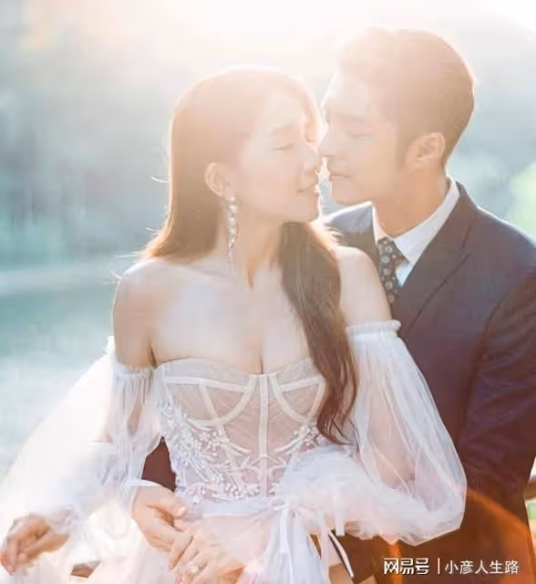 TVB男星黃嘉樂大婚,二婚妻子身上掛滿了金豬,馬國明當伴郎!