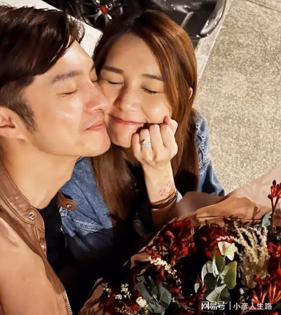 TVB男星黃嘉樂大婚,二婚妻子身上掛滿了金豬,馬國明當伴郎!