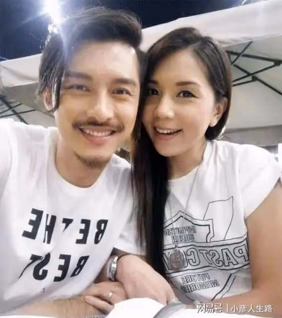 TVB男星黃嘉樂大婚,二婚妻子身上掛滿了金豬,馬國明當伴郎!