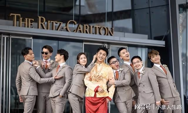 TVB男星黃嘉樂大婚,二婚妻子身上掛滿了金豬,馬國明當伴郎!