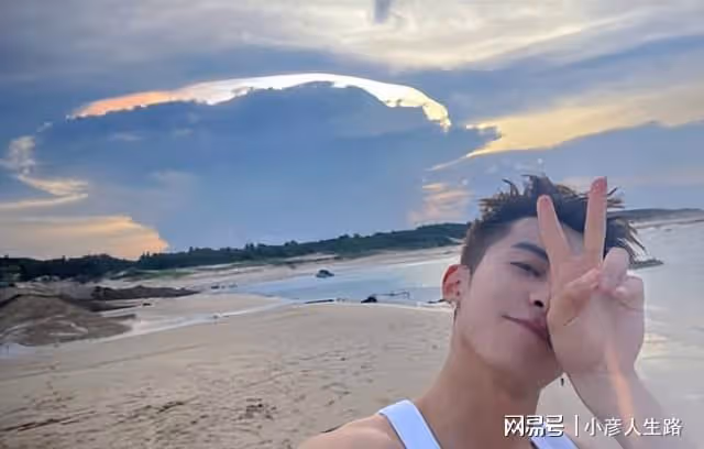 王鶴棣再上熱搜!被拍讓助理代排做核酸惹爭議,網友們各執一詞