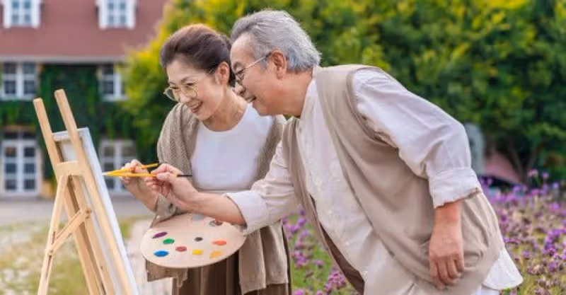 72歲大爺哭訴：退休金5千的我，最後竟落到只能穿十塊錢的鞋