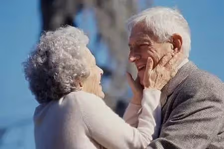 72歲大爺哭訴：退休金5千的我，最後竟落到只能穿十塊錢的鞋