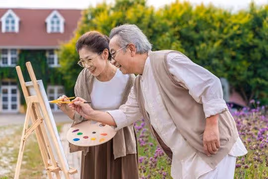 72歲大爺哭訴:退休金5千的我,最後竟落到只能穿十塊錢的鞋