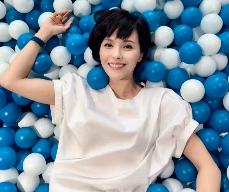 鄭秀珍郭妃麗不算最美,她才是永遠的新加坡一姐,如今53歲越活越少女!