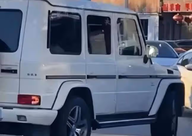 馬思純開車亂扔垃圾、違規併線還逆行！網友怒噴到熱搜第一去了！