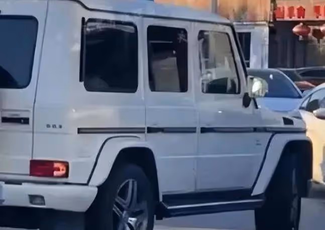 馬思純開車亂扔垃圾、違規併線還逆行！網友怒噴到熱搜第一去了！