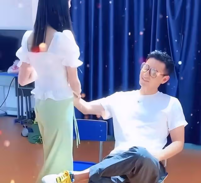呂一老公風波後首露面，喊話急需男學員，賣力宣傳機構不受影響