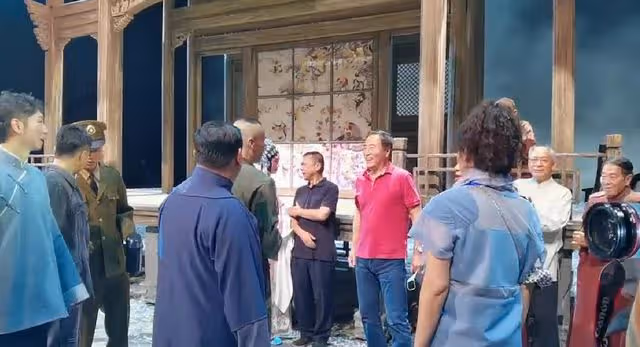 68歲陳佩斯新劇首演!與兒子搭檔博滿堂彩,朱時茂楊立新驚喜現身