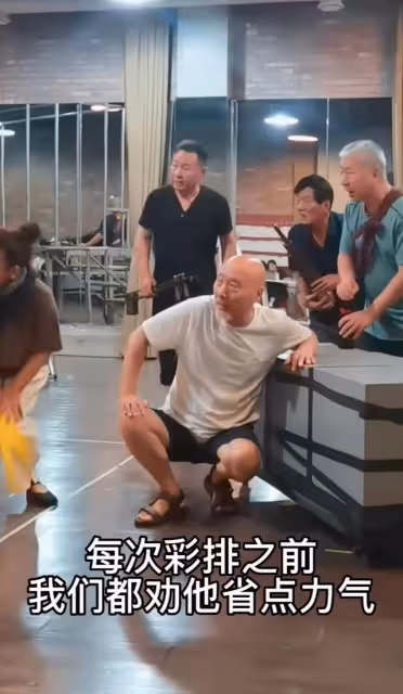 68歲陳佩斯新劇首演！與兒子搭檔博滿堂彩，朱時茂楊立新驚喜現身