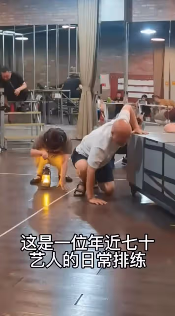 68歲陳佩斯新劇首演！與兒子搭檔博滿堂彩，朱時茂楊立新驚喜現身