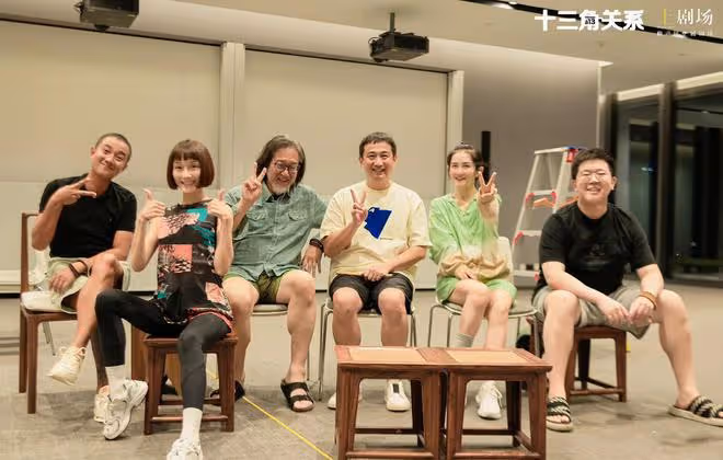 文章近照瘦到認不出，褲管空蕩膝蓋骨凸出，與謝娜排話劇黃磊探班